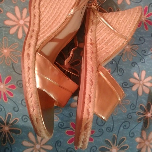 Mossimo gold tone wedge sz 9 shoes - Picture 3 of 4